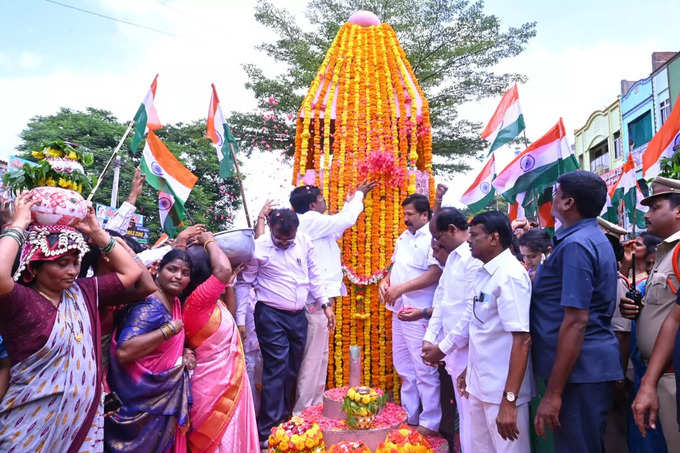 వరంగల్ జిల్లా నర్సంపేట అంతా త్రివర్ణమయం