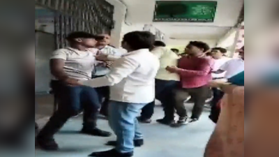 Delhi News: दिल्ली के सरकारी स्कूल में टीचर ने कर दी सिक्योरिटी गार्ड की कुटाई, भीड़ के बीच जमकर हुई हाथापाई, वीडियो वायरल