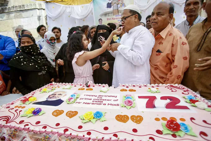मुस्लिम समुदाय ने काटा 72 किलो का केक