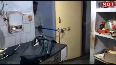 Etawah News: रेस्टोरेंट में कोबरा सांप निकलने से मचा हड़कंप, देखें रेस्क्यू का वीडियो