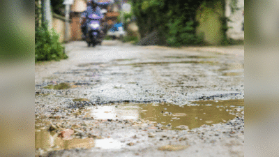 Road Potholes | ರಸ್ತೆ ಗುಂಡಿಗಳು ತರುತ್ತಿದೆ ಗಂಡಾಂತರ: ಮಳೆಯಿಂದ ಹಾನಿಯಾದ ರಸ್ತೆಗಳಿಗೆ ತಾತ್ಕಾಲಿಕ ವ್ಯವಸ್ಥೆ