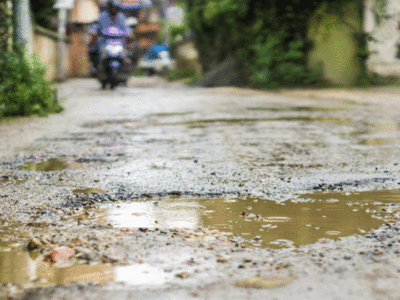 Road Potholes | ರಸ್ತೆ ಗುಂಡಿಗಳು ತರುತ್ತಿದೆ ಗಂಡಾಂತರ: ಮಳೆಯಿಂದ ಹಾನಿಯಾದ ರಸ್ತೆಗಳಿಗೆ ತಾತ್ಕಾಲಿಕ ವ್ಯವಸ್ಥೆ