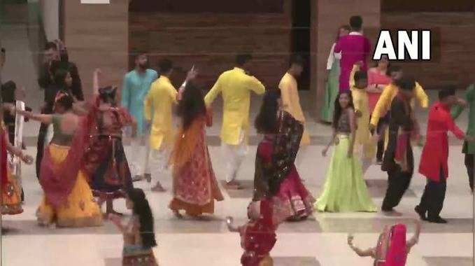 Gujarati Garba:નવરાત્રીના અઠવાડિયા પહેલા જ સુરતમાં થઈ ગરબાની જોરદાર જમાવટ 