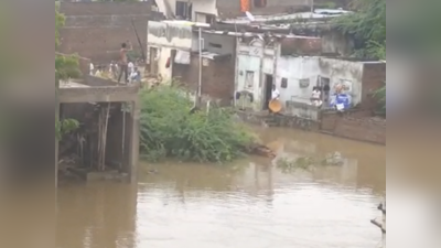 पावसाचं रौद्ररुप! घरं पाण्याखाली, रस्त्यांना नदीचं स्वरुप, शहराला चारही बाजूला पाण्याचा वेढा; पाहा VIDEO