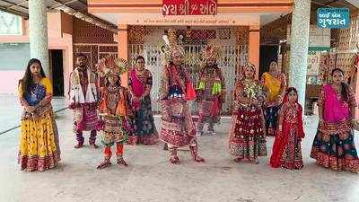 2 Tali Garba: બે તાળીના તાલે બોમ્બે-1 સ્ટેપ્સ સાથે ખેલૈયાઓ મચાવી રહ્યા છે ધૂમ 