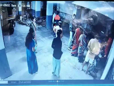Pune : सिंहगड रोडवरील दोन इमारतींच्या रहिवाशांमध्ये तुफान हाणामारी, महिलाही जखमी