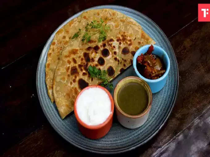 मूलचंद मेट्रो स्टेशन के तहत परांठा-लस्सी - Paratha-lassi under Moolchand Metro Station