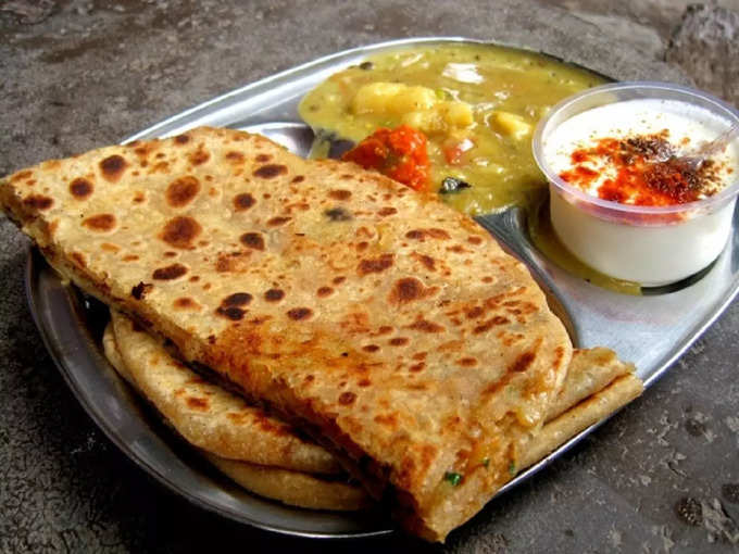 एम्स मेट्रो स्टेशन पर परांठे - Paranthas at AIIMS Metro Station