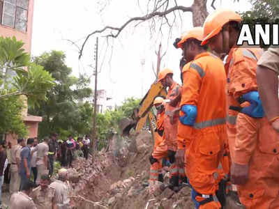 Noida Wall Collapse: డ్రైనేజీ పనులు చేస్తుండగా కూలిన ప్రహరీ గోడ.. నలుగురి మృతి