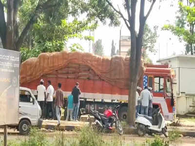 ಹಾಸನದಲ್ಲಿ ಪಡಿತರ ರಾಗಿ ಅಕ್ರಮ ಸಾಗಾಟ: ಲಾರಿ ತಡೆದು ಪೊಲೀಸರಿಗೆ ಒಪ್ಪಿಸಿದ ಎಎಪಿ ಕಾರ್ಯಕರ್ತರು