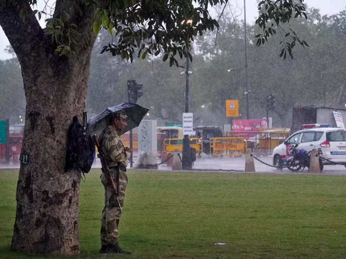 दिल्ली मे अभी बारिश बाकी है​