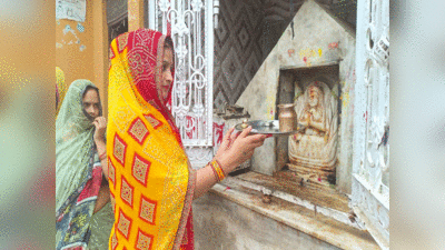 Mathura News : इस गांव में पति की लंबी उम्र के लिए महिलाएं नहीं रखतीं करवा चौथ का व्रत, जानिए क्या है वजह