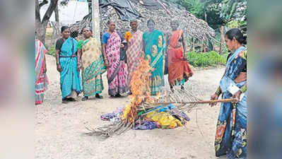 Bathukamma Sarees 2022: ఇవి ఎట్లా కట్టుకోవాలి... సర్కారుపై ఆడపడుచుల ఆగ్రహం, బతుకమ్మ చీరలకు నిప్పు 