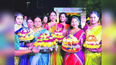 Bathukamma Festival 2022 బతుకమ్మ సంబురాలను ఎలా జరుపుకుంటారు? పూలతో జరుపుకునే ఈ పండుగ ప్రత్యేకతలేంటో తెలుసా... 