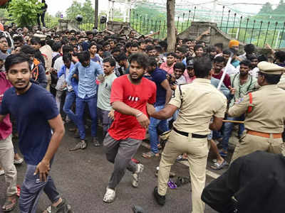 Hyderabad Stampede: ഇന്ത്യ ഓസ്‌ട്രേലിയ മത്സരത്തിന്റെ ടിക്കറ്റിനായി തിക്കും തിരക്കും, നിരവധിപേര്‍ക്ക് പരിക്കേറ്റു, ലാത്തിവീശി പോലീസ്