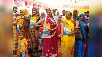 UP में गांव-गांव चला जल जागरुकता अभियान, मंत्री स्वतंत्र देव सिंह ने बच्चों को बताया बोतल में बचे पानी का यूज