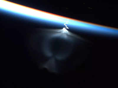 स्पेस से रॉकेट का लॉन्च कैसा दिखता है? अंतरिक्ष यात्री ने शेयर की गजब तस्वीरें