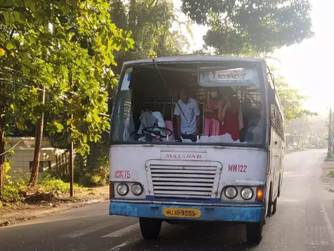 കോഴിക്കോട് കെഎസ്ആർടിസി ബസിന് നേരെ കല്ലേറ് ഉണ്ടായപ്പോൾ.