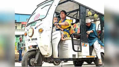 किस्मत को कोसने वालों के लिए नजीर है बच्चे को गोद रखकर ई-रिक्शा चलाने वाली 27 साल की चंचल
