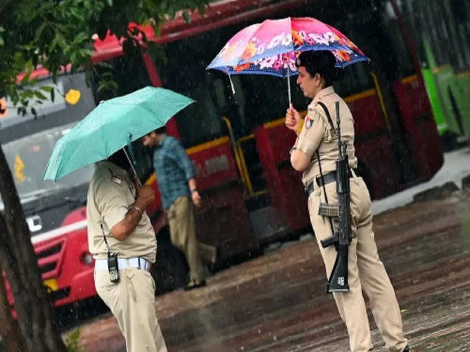 चंडीगढ़ में जारी बारिश के बीच महिला पुलिसकर्मी आपस में बातचीत करते हुए