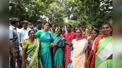 ప్రజల సమస్యలు వింటూ.. ప్రజలతో పాదం కలుపుతూ సాగుతున్న షర్మిల పాదయాత్ర 