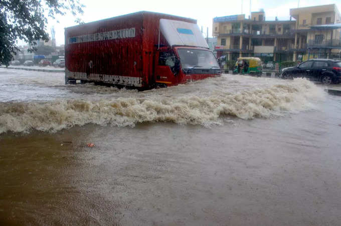 2- प्राकृतिक नाले खत्म, नए सेक्टर बसे