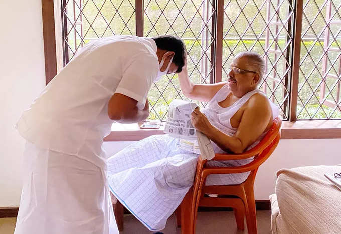 ​നായനാർക്കൊപ്പം മന്ത്രിയായി