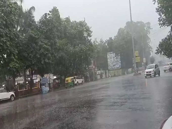 लखनऊ में झमाझम बरसात, येलो अलर्ट के बीच शहर के कोने-कोने से ये तस्वीरें बयान कर रही मौसम का हाल