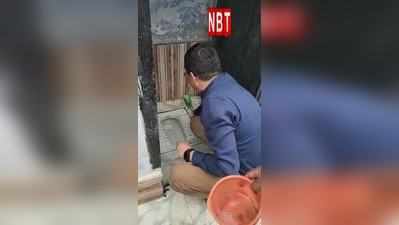 Ghazipur Viral Video : खुद ब्रश लेकर स्कूल का गंदा टॉयलेट क्यों साफ करने लगे BSA? देखें वीडियो