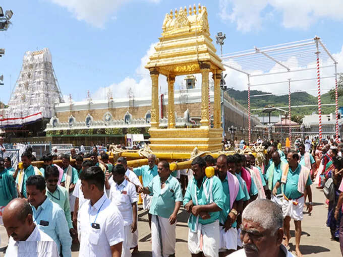 తిరుమలలో వాళ్లను నమ్మి మోసపోవద్దు