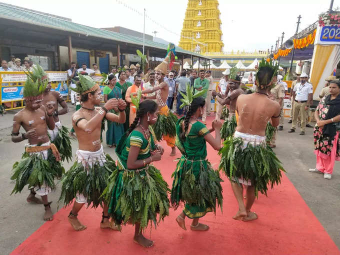 ಮೈಸೂರಿನಲ್ಲಿ ಮೇಳೈಸಿದ ದಸರಾ ಸಂಭ್ರಮ, ಉದ್ಘಾಟನೆಗೂ ಮುನ್ನ ಚಾಮುಂಡಿ ಬೆಟ್ಟದಲ್ಲಿ ಆದಿವಾಸಿಗಳ ನೃತ್ಯ