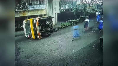 School Bus Accident : अंबरनाथमध्ये विद्यार्थ्यांनी भरलेली स्कूल बस उलटली, मुलांना बाहेर काढण्यासाठी धावपळ