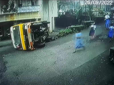 School Bus Accident : अंबरनाथमध्ये विद्यार्थ्यांनी भरलेली स्कूल बस उलटली, मुलांना बाहेर काढण्यासाठी धावपळ