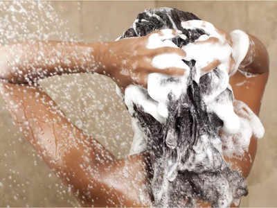 रूखे और झाड़ू जैसे बालों को फिर बनाएं लहराते हुए, ट्राई करें फ्रिज्जी बालों के लिए ये Best Shampoo 
