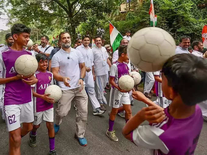 राहुल गांधी मुलांसह खेळले फुटबॉल