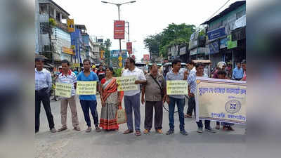 Jalpaiguri: ৪ বছরেও পাওয়া যায়নি দোকান ঘর, ধূপগুড়িতে অবরোধ ব্যবসায়ীদের