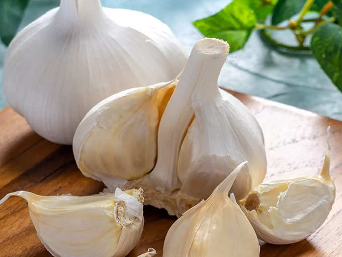 ​৩. রসুন খেলে লিভার থেকে টক্সিন বের হয়ে যায় (Garlic)