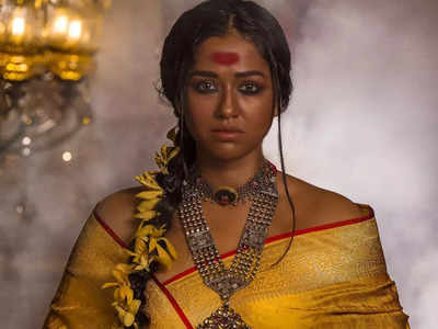 Sohini Sarkar: হলুদ বেনারসিতে সামনে আসতেই বাঁধ ভাঙল হটনেস! সোহিনীর চোখের নেশায় এভাবেই মন হারাল নেটপাড়া