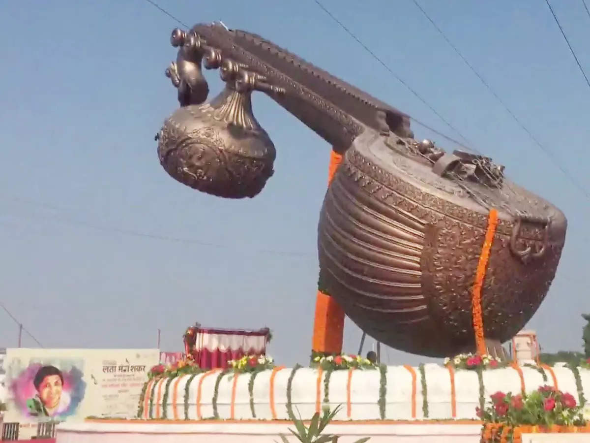 Lata Mangeshkar: अयोध्या को मिला भव्य लता मंगेशकर चौराहा, 40 फीट लंबी और 14  टन वजनी है वीणा, देखें खास तस्वीरें - ayodhya got grand lata mangeshkar  intersection veena is 40 feet