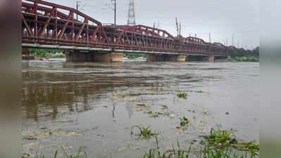Yamuna Water Level: यमुना का पानी बढ़ने से लोहे का पुल हुआ बंद, 63 ट्रेनों पर पड़ा असर, कई कैंसल