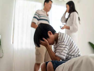 Mistakes Parents Make With Teens : मुलांसमोर या 5 गोष्टी करणारे पालक कायमच ठरतात चुकीचे, किशोरवयातच बिघडतात मुलं