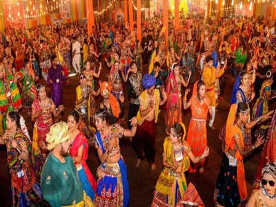 Navratri Garba नवरात्रीत गरबा दांडिया का खेळतात? इथे २०० वर्षांपूर्वीची परंपरा पुरूषही साडी घालून खेळतात गरबा