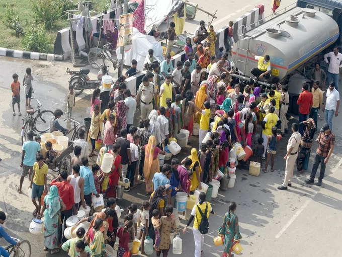 पीने के पानी के लिए वाटर टैंकर के पास लगी लंबी लाइन की तस्वीर