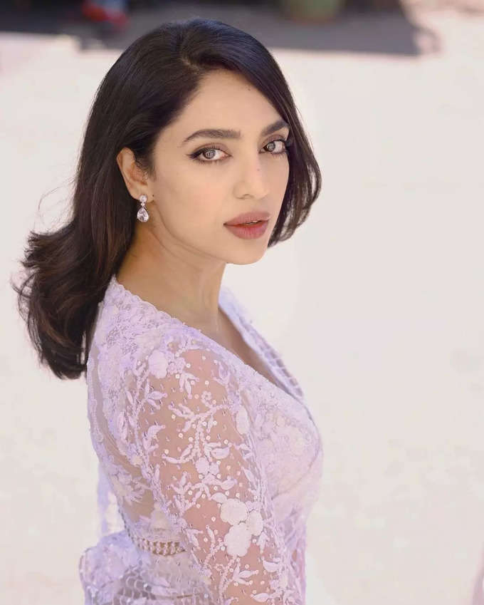 Sobhita Dhulipala: தேவதையாய் ஜொலிக்கும் பொன்னியின் செல்வன் பட நடிகை.!