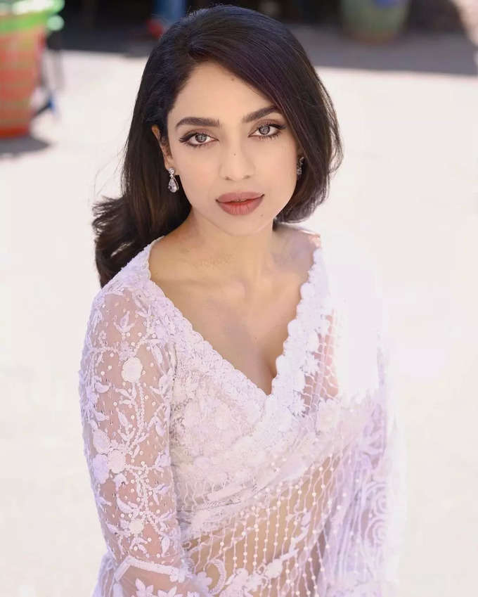 Sobhita Dhulipala: தேவதையாய் ஜொலிக்கும் பொன்னியின் செல்வன் பட நடிகை.!