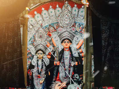 Durga Puja 2022: সাবেকিয়ানাতেই বেশি পছন্দ? তবে আপনার জন্য রইল এই ৫টি সেরা বনেদি বাড়ির খোঁজ