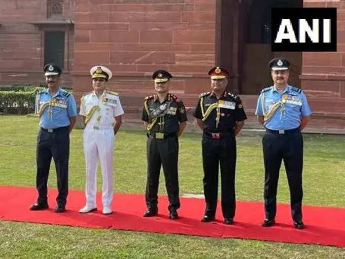 കര, നാവിക, വ്യോമ സേനാ തലവന്മാർക്കൊപ്പം സംയുക്ത സൈനിക മേധാവി ലഫ്. ജനറൽ അനിൽ ചൗഹാൻ.