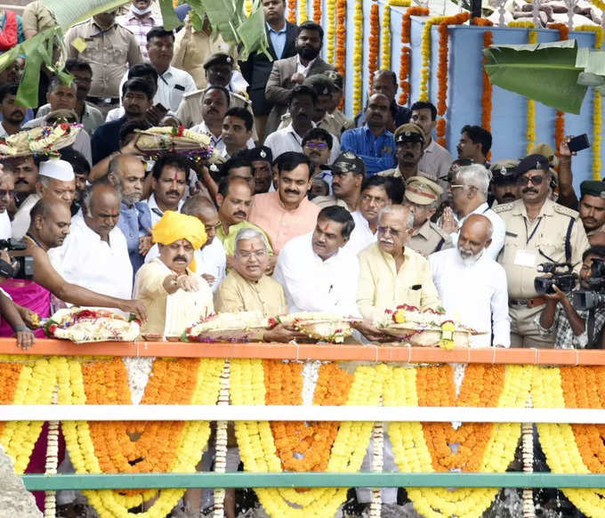 ವಿಜಯಪುರ ಜಿಲ್ಲೆಯ ಆಲಮಟ್ಡಿ ಜಲಾಶಯದಲ್ಲಿ ಸಿಎಂ ಬಸವರಾಜ ಬೊಮ್ಮಾಯಿ ಕೃಷ್ಣೆಗೆ ಬಾಗಿನ ಅರ್ಪಿಸಿದರು. ಸಚಿವರಾದ ಗೋವಿಂದ ಕಾರಜೋಳ, ಸಿಸಿ ಪಾಟೀಲ ಮತ್ತಿತರರಿದ್ದರು.