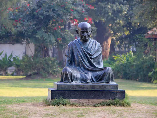 Gandhi Jayanti 2022: रविंद्रनाथ टैगोर ने दी थी महात्मा की उपाधि, जानें बापू की जिंदगी से जुड़ी अनसुनी बातें 
