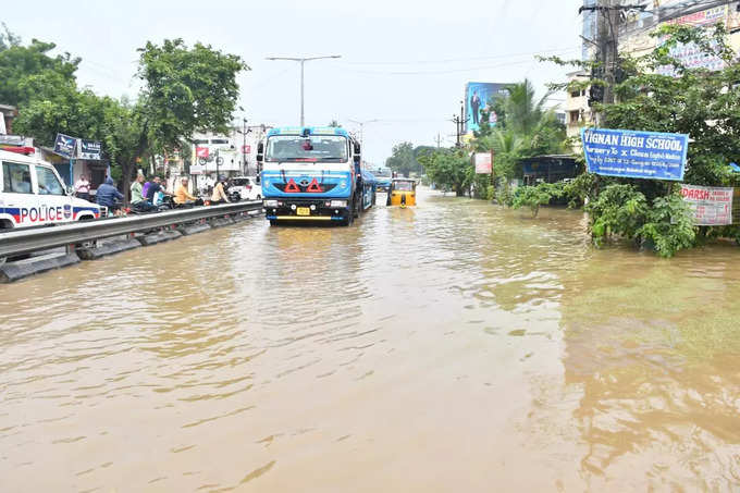 వర్షంలో తడుస్తూ.. బాధితులకు భరోసా ఇస్తూ..!